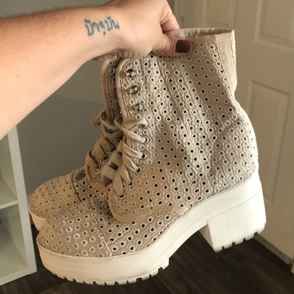 Urban Outfitters Platform Boots - Picture 4 of 4
